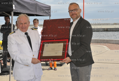 Uroczystosc wmurowania tablicy z wycieczkowcem Mein...