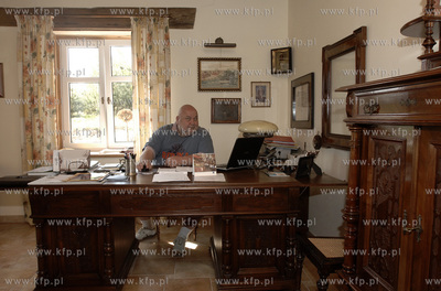 Rudi Schuberth i jego dom na Kaszubach. W gabinecie....