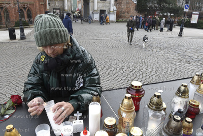 Mieszkańcy Gdańska składaja kwiaty i zapalaja znicze...