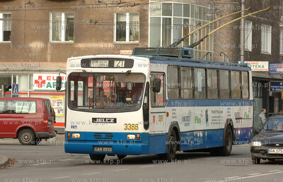 Ulica Swietojanska w Gdyni. Trolejbus linii 21 jadacy...
