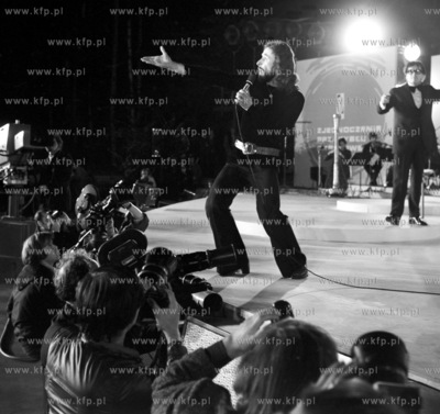 XIII Festiwal Piosenki w Sopocie. Nz Stan Borys i fotoreporterzy....