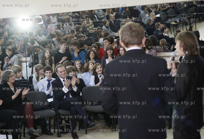 Gdynia. Gimnazjum nr 24 . Premier RP Donald Tusk wzial...