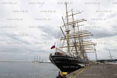 Zaglowce Mir i Kruzenshtern  cumuja w Gdyni przy nabrzezu...