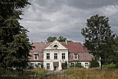 Zespół dworsko-pałacowy z folwarkiem w Rusocinie....