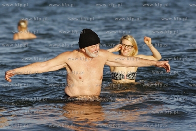 Plaza w Gdansku Brzeznie. Nz.kapiel morsow z klubu...