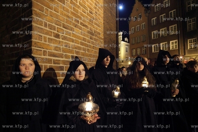 Gdańsk. Misterium Nocne. Nz. uczesticy misterium przy...
