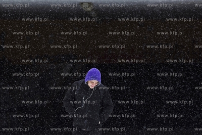 Zima. Przejście w okolicach nieczynnego przystanku...