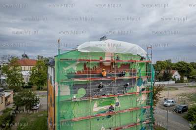 Powstaje mural na budynku przy ulicy Michny 9 w Gdańsku....