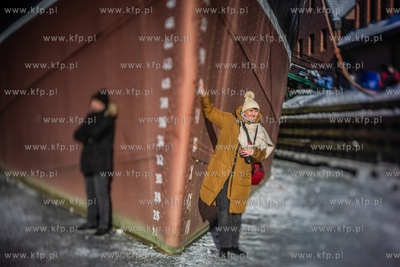 Tłumy spacerowiczów na zamarzniętej Motławie w...