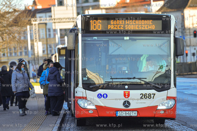 Autobus mercedes 628 03 citaro g na przystanku Brama...