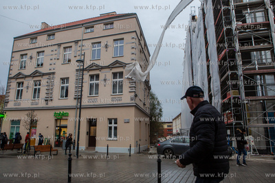 Gdańsk ul. Chmielna. Silny wiatr porwał siatkę zabezpieczającą...
