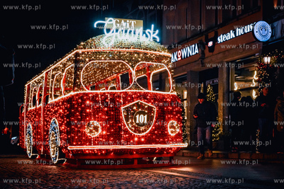Gdańsk po zmroku. Nz. Autobus na ul. Stągiewnej....