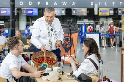 Akcja promująca Kaszuby i Pomorze w Porcie Lotniczym...