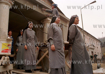 Siostry Brygidki wychodza z budynku klasztoru w budowanym...