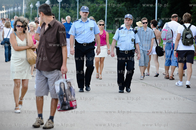 Gdynia. Tlumy turystow i mieszkancow gdyni podczas...