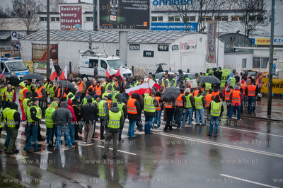 Gdansk. Trakt Sw. Wojciecha. Rybacy blokujac przejscie...