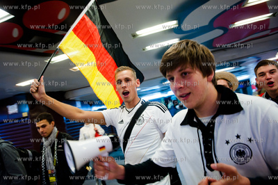 Gdansk. Dworzec Glowny PKP. Niemieccy kibice, ktorzy...