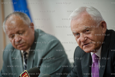 Gdynia. Biuro poselskie Leszka Millera. Wspolna konferencja...