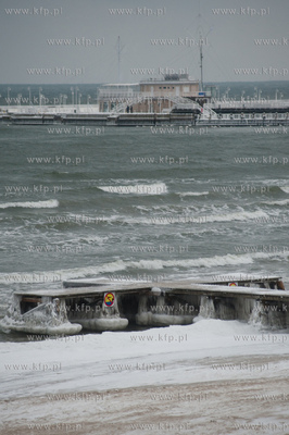 Mrozne, zimowe popoludnie na plazy w Sopocie.
26.01.2014
fot....