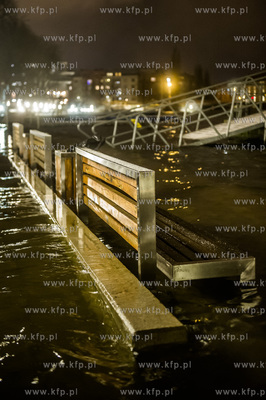 Gdańsk. Wysoki poziom wód Motławy, który jest efektem...