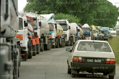 Cysterny w kolejce po paliwo przed Rafinerie Gdanska,...