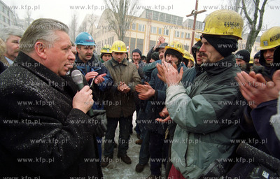 Czwarty dzien strajku w Stoczni Gdynia S.A. Do stoczniowcow...