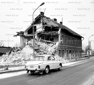 Wyburzanie budynku przy jednych z glownych tras w Trojmiescie....