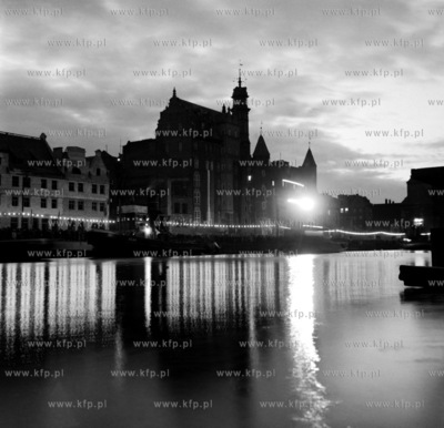 Zachod slonca nad Dlugim Pobrzezem w Gdansku. 1962
z0004580
Fot....