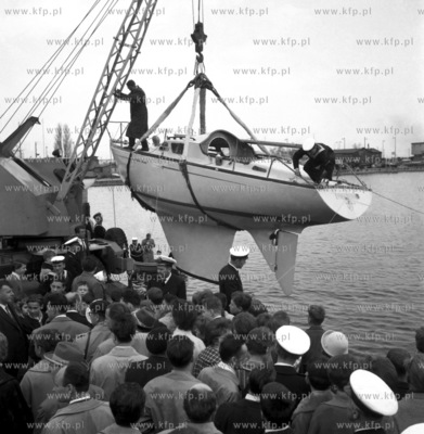 Wodowanie jachtu w basenie Zaruskiego w Gdyni. 1965...