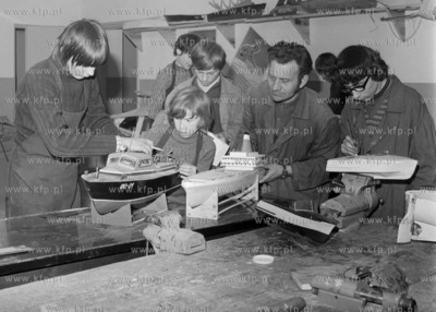 Zajecia pracowni modelarskiej w Młodzieżowym Domu...