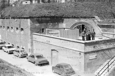 Wejście do kawiarni Kaponiera na wzgórzu Grodzisko...