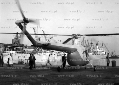 Śmigłowiec stojący na nabrzeżu portu gdańskiego....