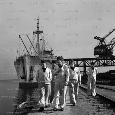 Marynarze statku Kaszuby w porcie gdyńskim.
1968
0006243z_morskie
Fot....