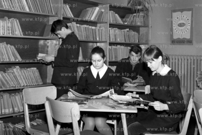 W bibliotece szkolnej w III LO w Gdańsku.
01.1970
0002839z_styczen1970
Fot....