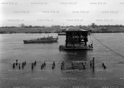 Transport drogą wodną drugiego przęsła budowanego...