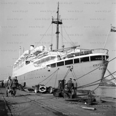 Transatlantyk Stefan Batory stoi przycomowany do nabrzeża...