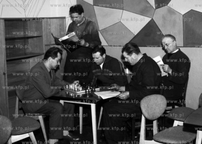 Partia szachów w klubie prasy. (lata50).
1959
0002288z
Fot....