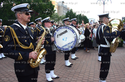 Zlozenie kwiatow i wiencow na plycie Marynarza Polskiego...
