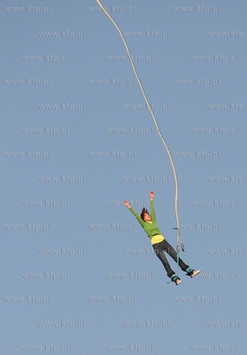 Mlode Miasto w Gdansku. Skoki na bandzi z zurawia Grohmann...