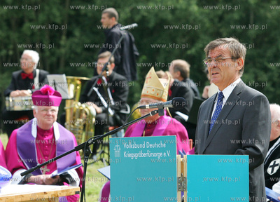 Szczecin/Glinna/zachodniopomorskie. Na cmentarzu wojennym...