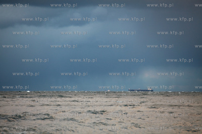 Sztorm na Baltyku. Gdynia Orlowo. Nz. statki uciekajace...