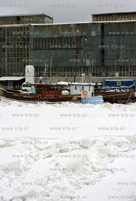 Sparalizowany przez zator lodowy port w Ustce.
27.01.2010
fot....