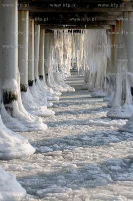 Gdynia Orlowo w zimowej szacie. Nz. Ogromne sople zwisajace...
