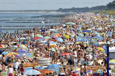 Tlum plazowiczow w samo poludnie na plazy w Mielnie.
04.07.2010
Fot....