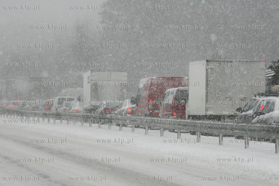 Intesywne opady sniegu byly przyczyna zamkniecia obwodnicy...