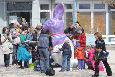 Gdynia dzieci malowaly wielkiego 2,5 metrowego zajaca...