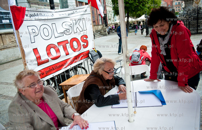 Gdansk. Dlugi Targ. Zbiorka podpisow pod Obywatelskim...