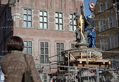 Gdansk. Demontaz figury Neptuna z fontanny na Dlugim...