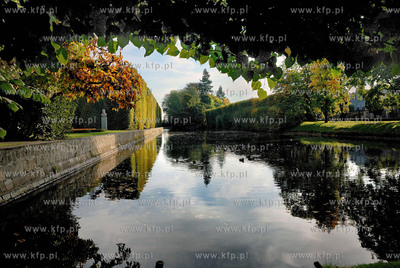 Gdansk Oliwa Park. Fragment parku z basenem parkowym.Poczatkiem...