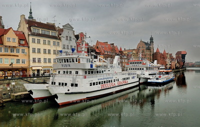 Gdansk. Dlugie Pobrzeze z zacumowanymi statkami Zeglugi...